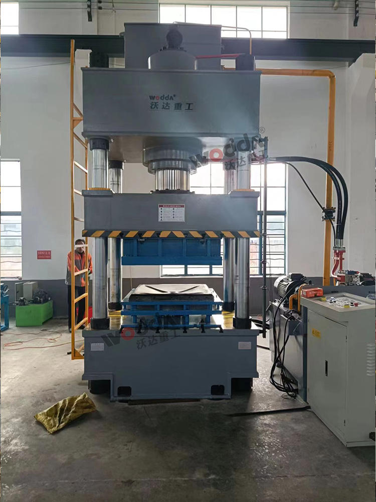 500噸不(bú)鏽鋼米字(zi)形水箱闆(pǎn)拉伸機