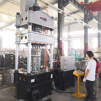 200噸封頭(tou)液壓機(ji)