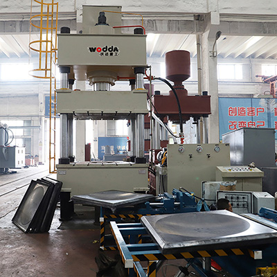 500噸不鏽(xiù)鋼水箱(xiang)液壓機(jī)