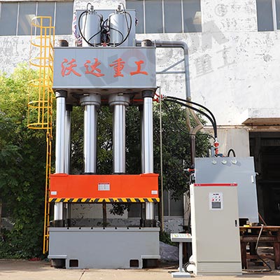 1500噸液壓機(ji)_1500噸三梁四(si)柱液壓機(ji)