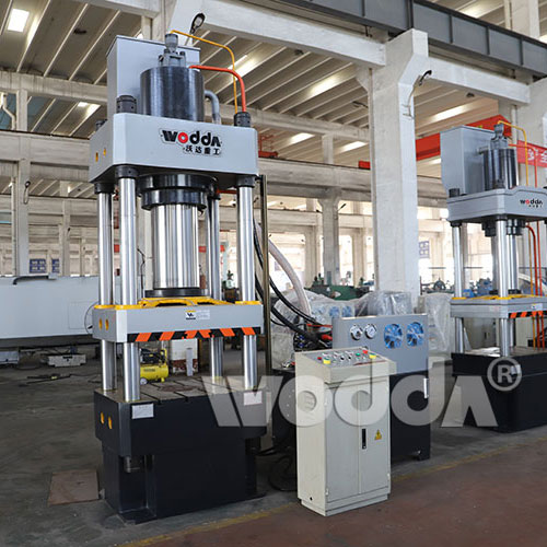 315噸三梁(liáng)四柱液(ye)壓機(四(sì)柱油壓(ya)機)