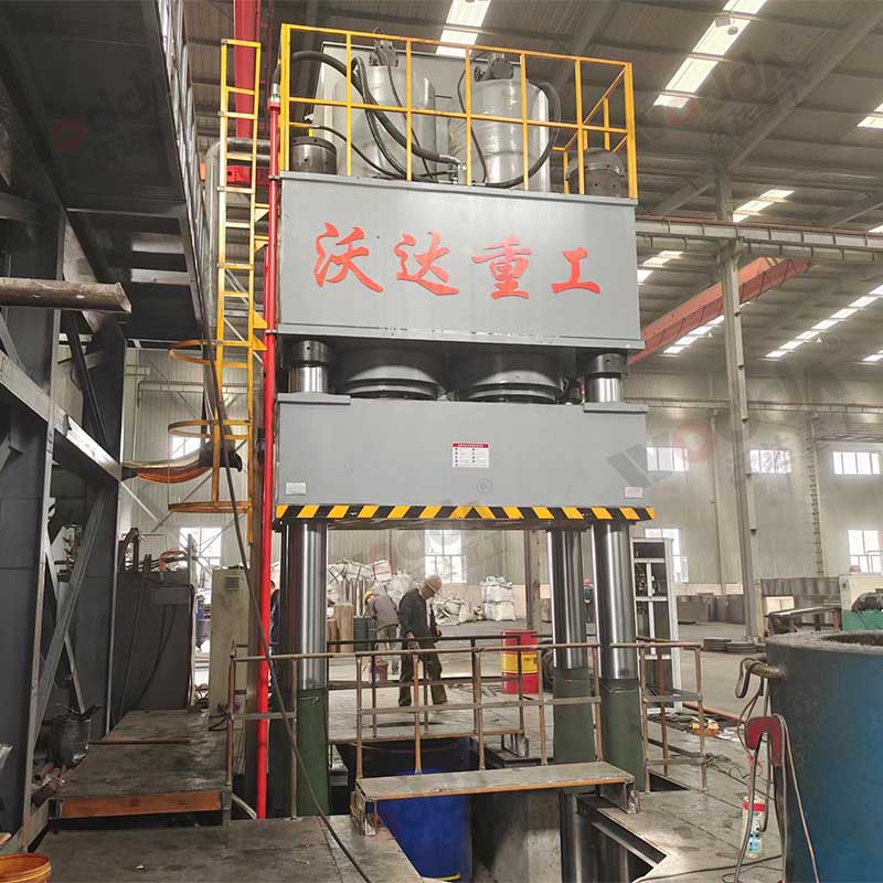 石墨坩(gān)埚成型設(she)備 石墨坩(gan)埚成型設(she)備