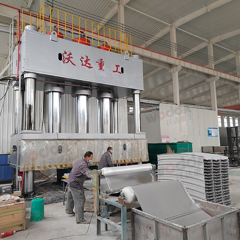 2000噸(dūn)SMC玻璃鋼電(dian)纜橋架成(chéng)型液壓機(ji)