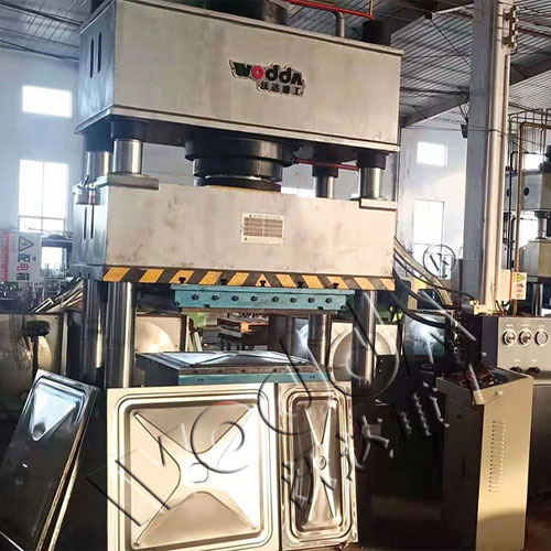 不(bu)鏽鋼水箱拉(lā)伸機_400噸三梁(liang)四柱液壓機(ji)