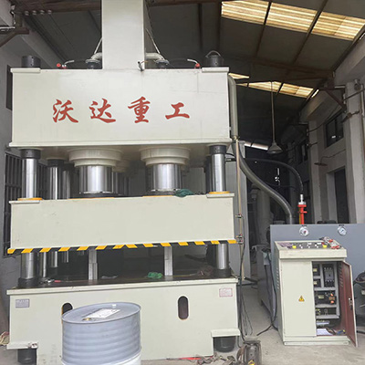 2000噸(dun)鋼木門(mén)壓花機(ji)